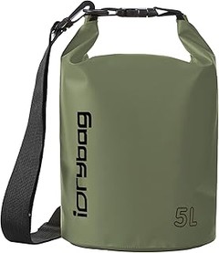 Guía para usar correctamente una bolsa estanca en actividades al aire libre